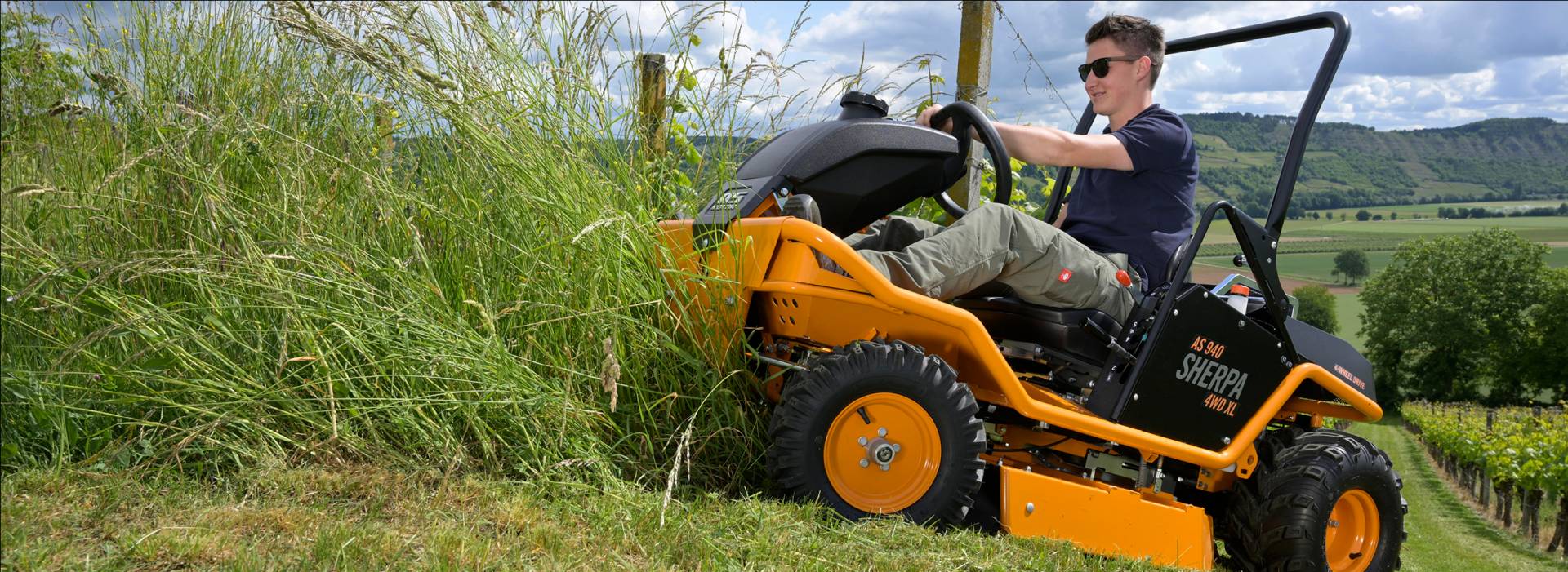 Entretenir les espaces verts avec un tracteur tondeuse autoportée